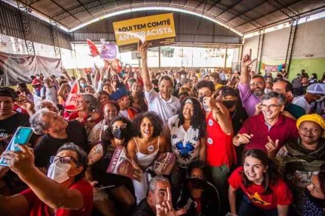 Fernando Haddad, candidato do PT ao governo do estado de São Paulo, recebido por seus eleitores do Litoral Norte do estado. 07/2022.