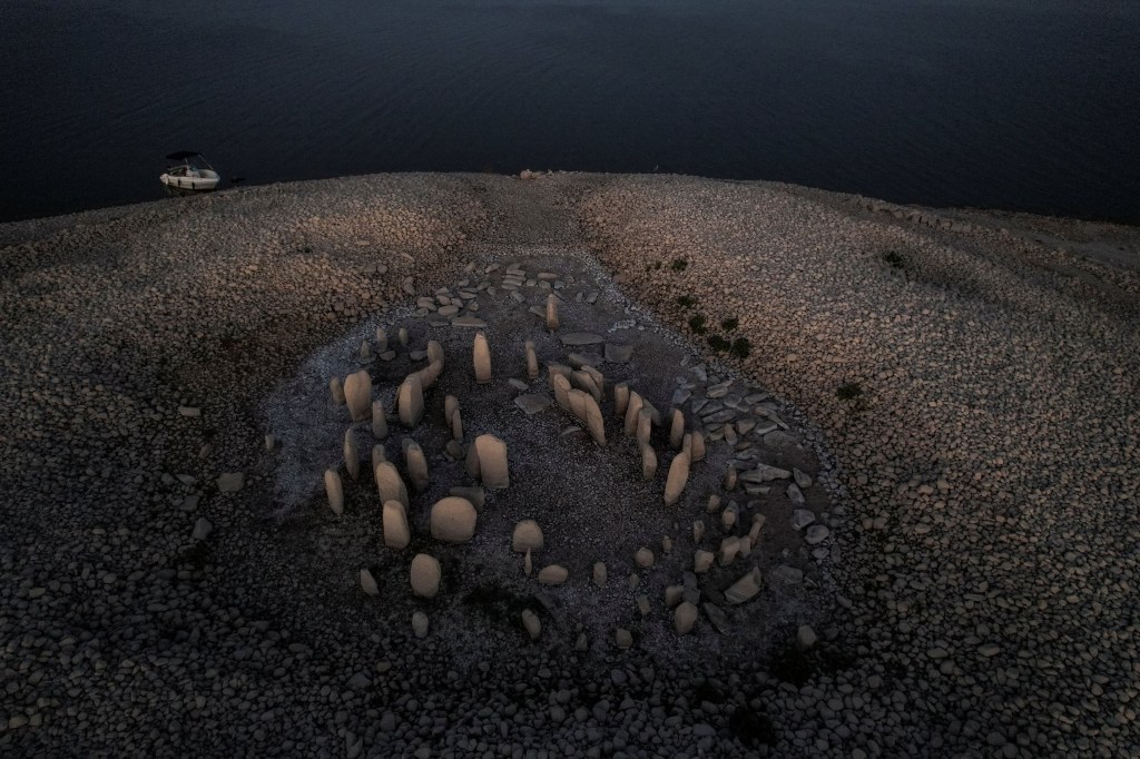 Círculo de pedras pré-histórico emergiu após o nível de água cair em uma represa atingida pela seca na região de Estremadura, no oeste de Espanha.