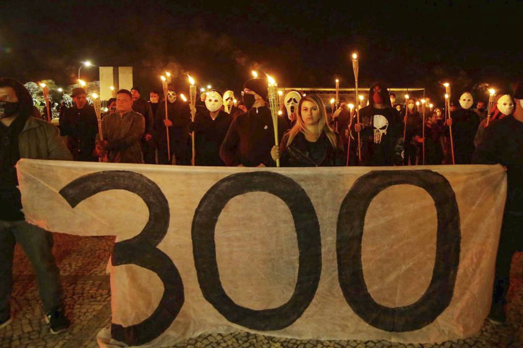 ARRUACEIROS - Manifestantes que pediam o fechamento do STF e ameaçavam os ministros: presos -