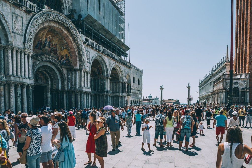 Durante as festividades da Páscoa, quase meio milhão de visitantes se amontoaram pela Praça de San Marco.