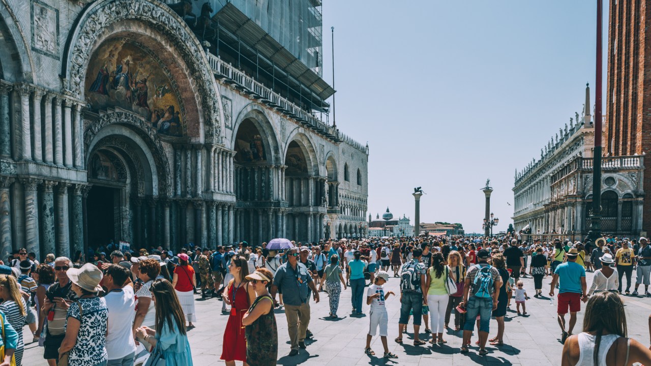 Durante as festividades da Páscoa, quase meio milhão de visitantes se amontoaram pela Praça de San Marco.