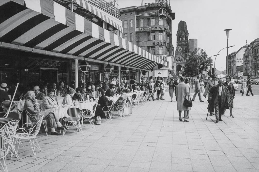 AGITO - Café em Berlim nos anos 1920: a vida cultural era o foco de seus textos -