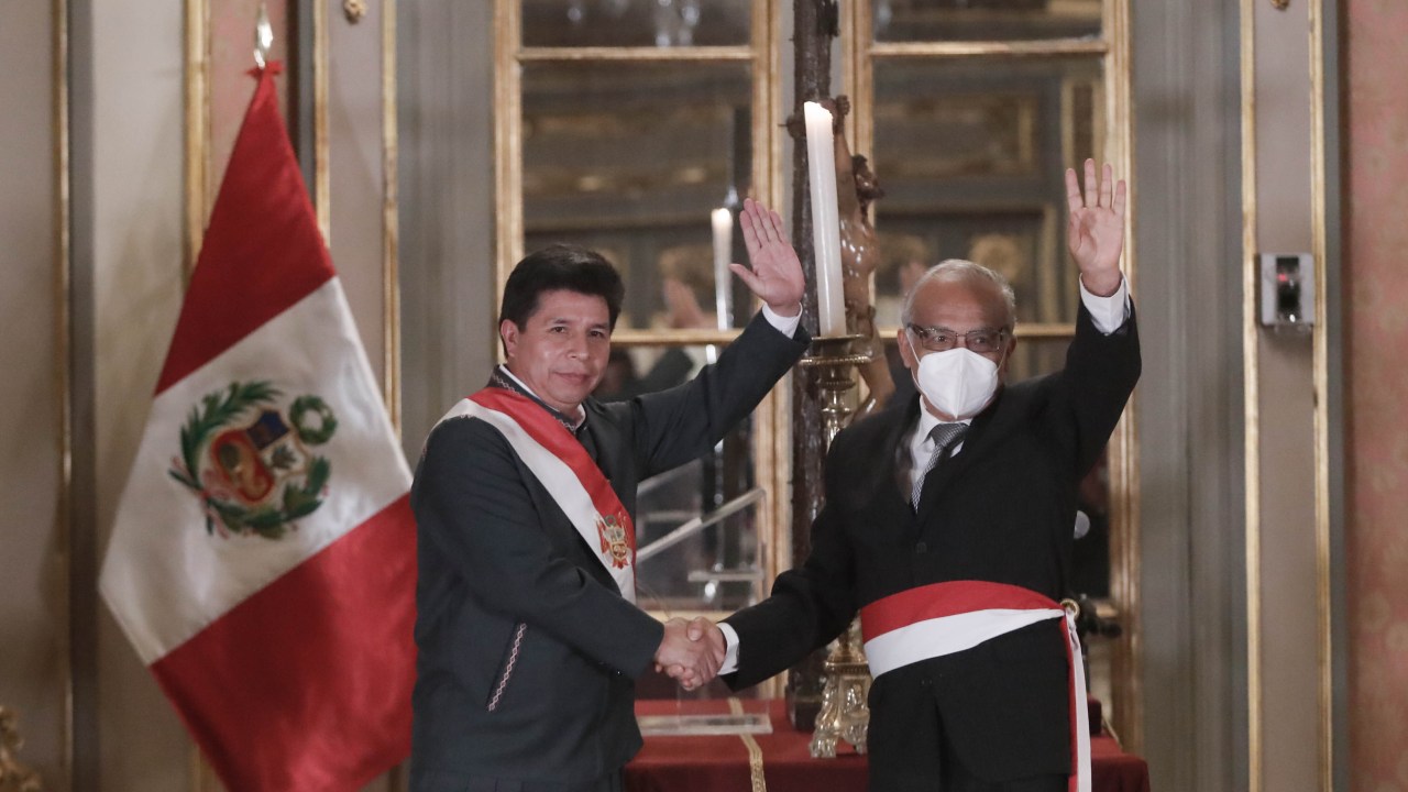 PERU, LIMA - 8 DE FEVEREIRO: O Presidente da República do Peru, Pedro Castillo Terrones (L) e o primeiro-ministro Anibal Torres (R) participam de uma cerimônia de posse no Palácio do Governo em Lima, Peru, em 08 de fevereiro de 2022.