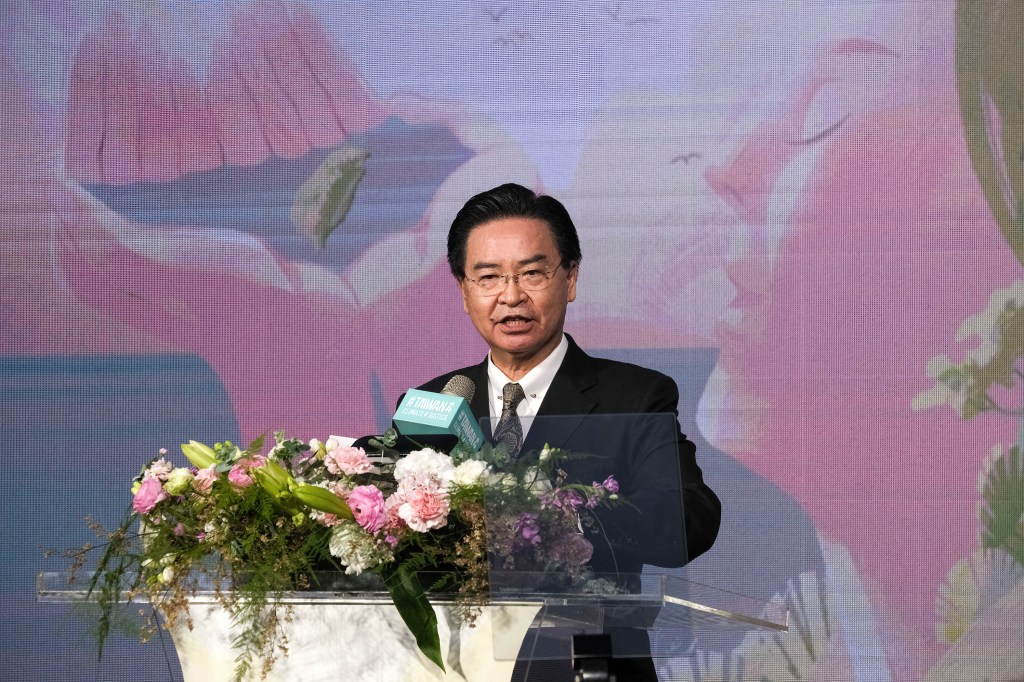 TAIPEI, TAIWAN - 2022/03/08: O ministro das Relações Exteriores de Taiwan, Joseph Wu, faz um discurso durante uma cerimônia de lançamento da Semana de Igualdade de Gênero de Taiwan no Dia Internacional dos Direitos da Mulher em Taipei.