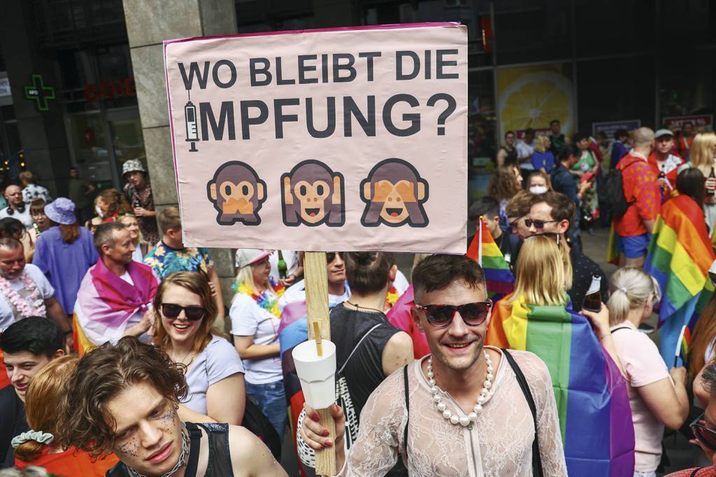 GettyImages-1242087821.jpg DEMANDA - Protesto na Alemanha: pedidos por mais vacinas se espalham pelo mundo, mas as doses são escassas -