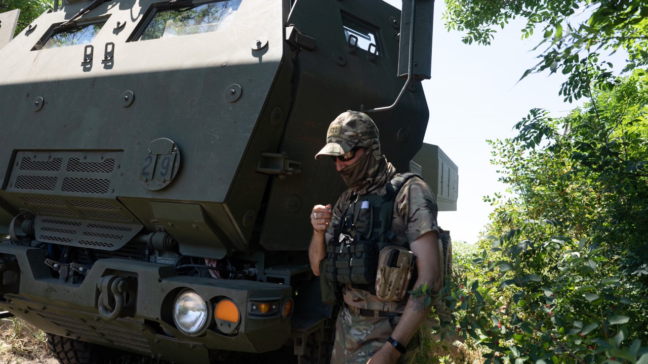 HIMARS sendo utilizado pelo exército ucraniano no leste do país. 01/07/2022