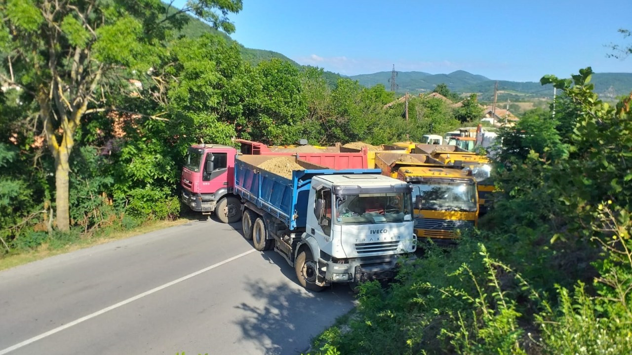 Caminhões bloqueiam as estradas na fronteira da Sérvia com o norte de Kosovo. 01/08/2022