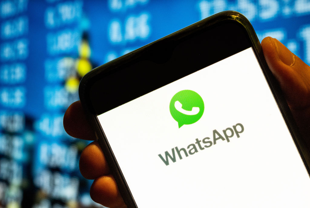 Usuário mostra tela de celular com WhatsApp -