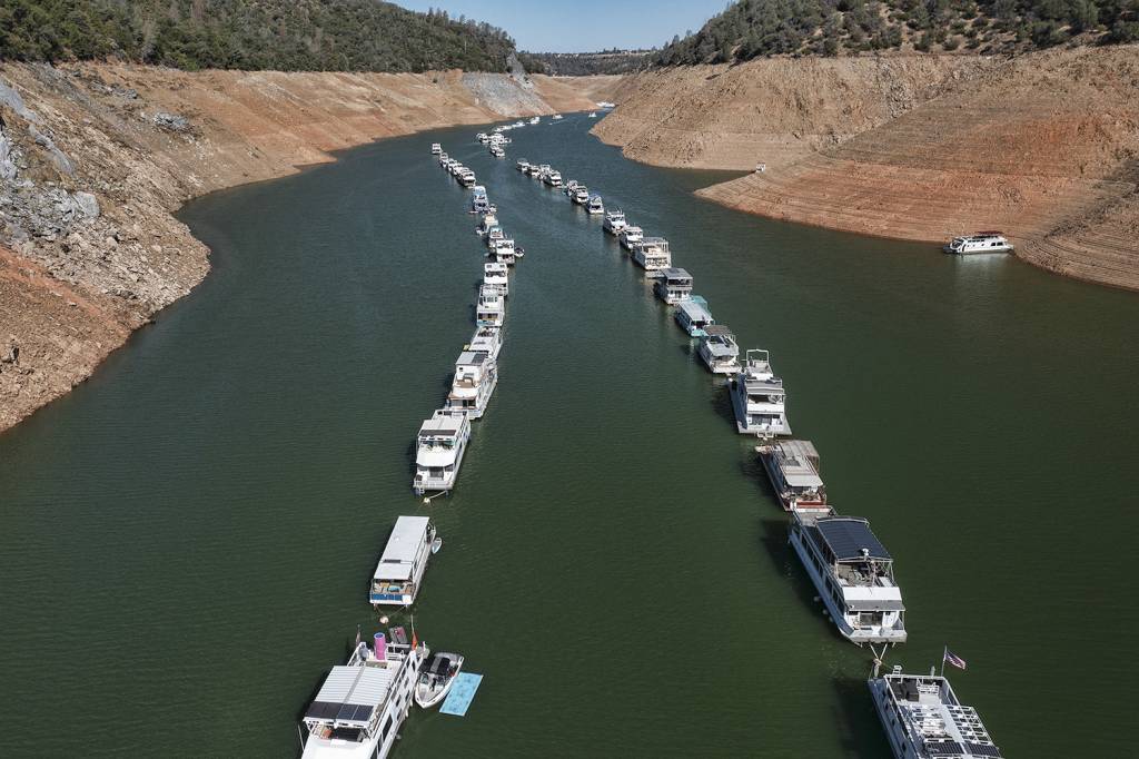 AJUDA FEDERAL - Barcos atracados em rio por causa da seca na Califórnia: áreas afetadas pelo aquecimento terão mais recursos -