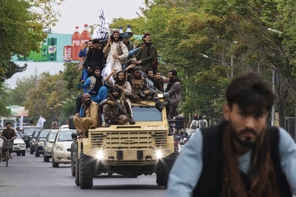 militantes armados percorriam Cabul gritando slogans e agitando bandeiras para celebrar a data