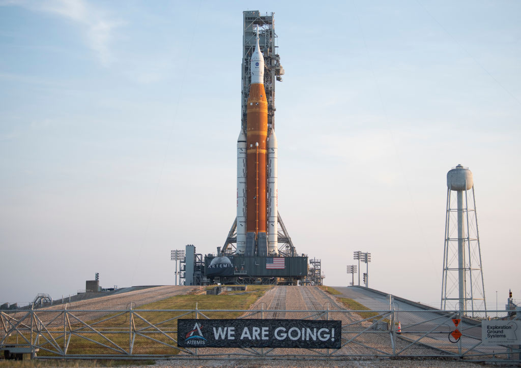O foguete SLS, da Nasa, na plataforma de lançamento; voo de teste está previsto para o dia 29 de agosto -