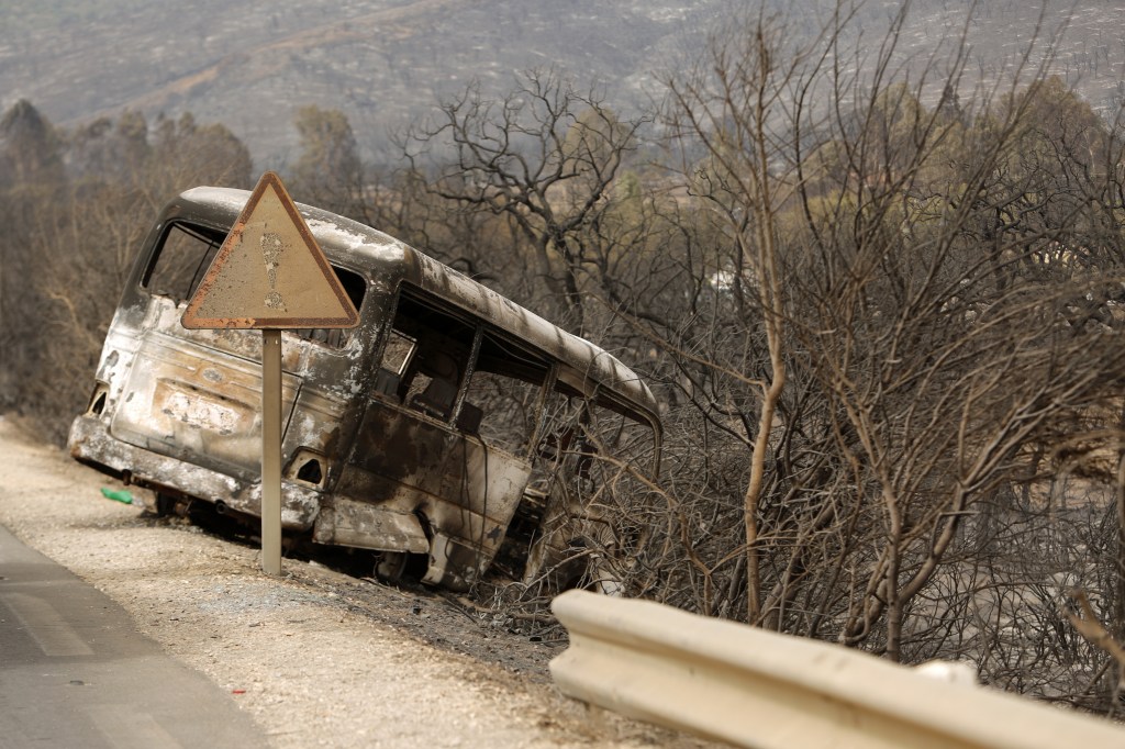 EL TAREF, ARGÉLIA - 18 DE AGOSTO: Uma visão de ônibus queimado após incêndios florestais em El Taref, Argélia