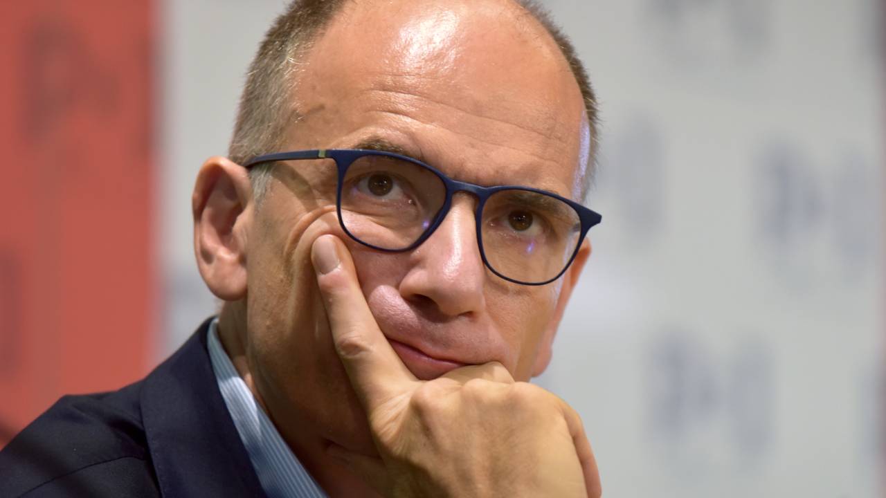 ROMA, ITÁLIA - 19 DE AGOSTO: Enrico Letta apresenta os jovens candidatos do Partido Democrata para as eleições políticas de 25 de setembro de 19 de agosto de 2022 em Roma, Itália. A Itália deve realizar eleições antecipadas em 25 de setembro de 2022. O presidente Sergio Mattarella dissolveu o parlamento em 21 de julho após a renúncia do primeiro-ministro Mario Draghi após o colapso de seu governo de unidade nacional.