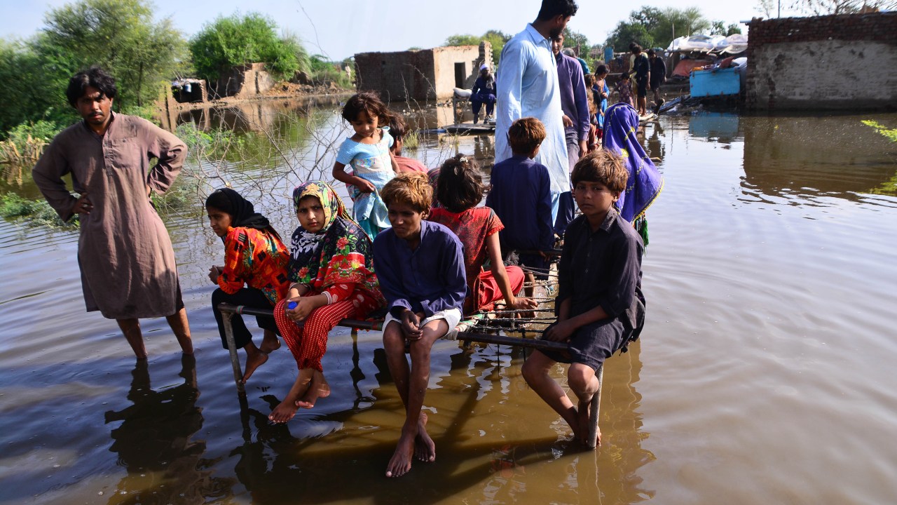 MATIARI, PAQUISTÃO - 29 DE AGOSTO: Vítimas de enchentes paquistanesas são vistas em um local mais seguro cercado por águas de enchente em Matiari, província de Sindh, Paquistão, em 29 de agosto de 2022.