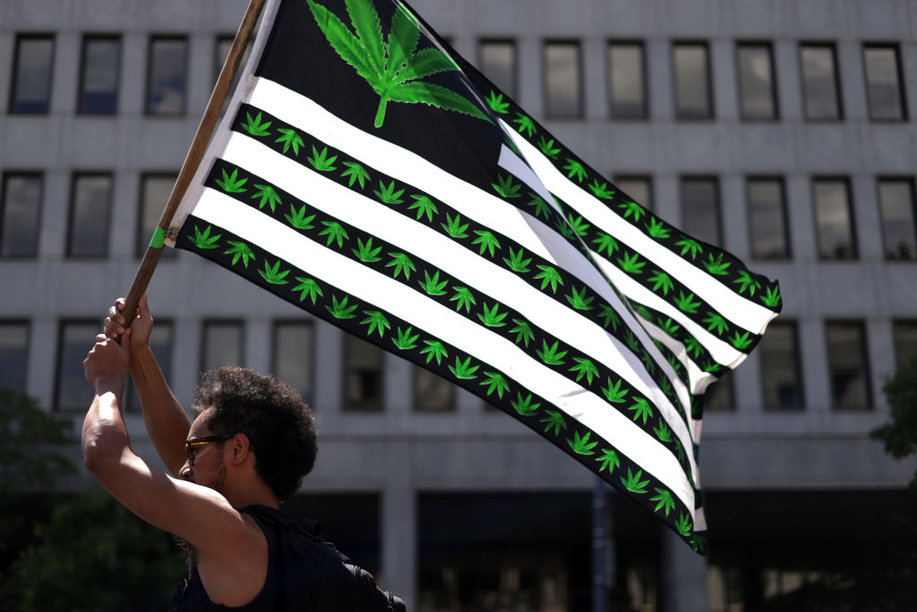 Manifestante protesta em frente à Casa Branca, em Washington, contra leis federais que proíbem a maconha -
