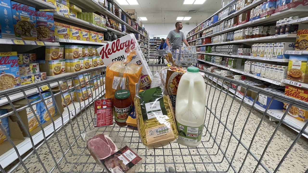 CONTENÇÃO - Menos compras: a inflação corrói a renda da população -