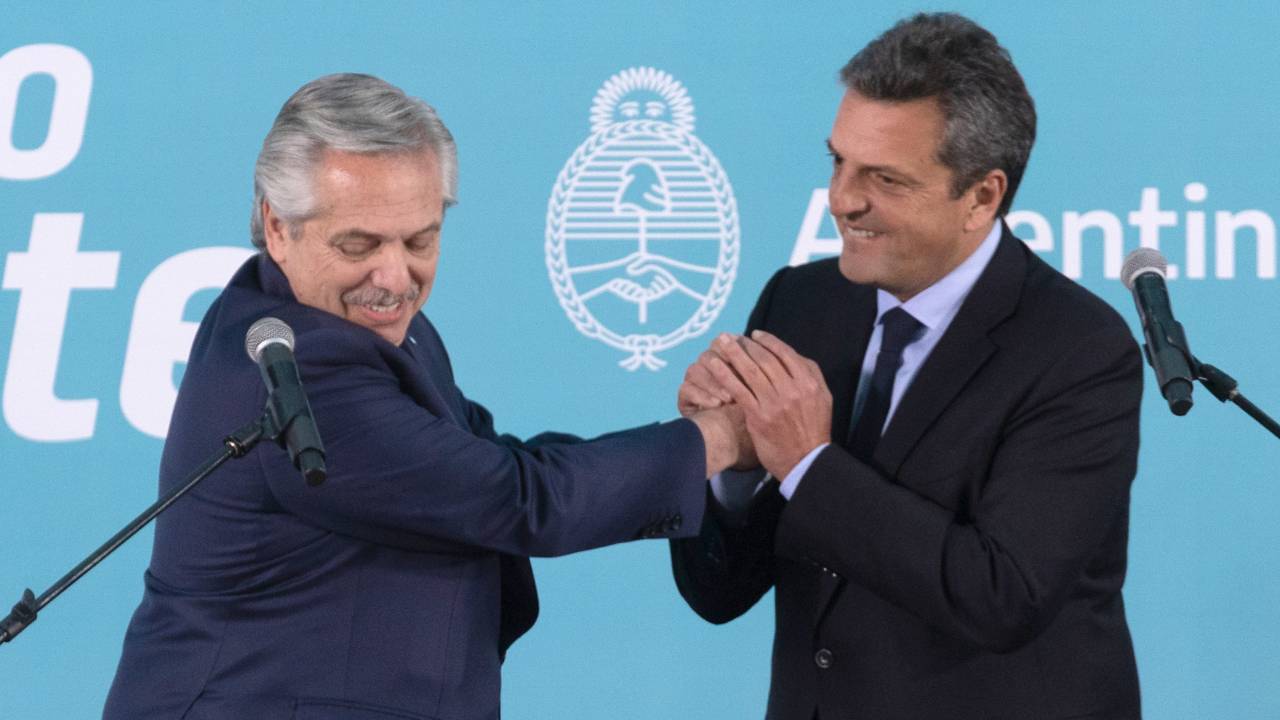 BUENOS AIRES, ARGENTINA - 03 DE AGOSTO: O presidente da Argentina Alberto Fernandez aperta a mão do recém-nomeado ministro da Economia Sergio Massa depois de tomar posse durante uma cerimônia no Museo del Bicentenario em 03 de agosto de 2022 em Buenos Aires, Argentina. Massa será o ministro unificado da Economia, Desenvolvimento Produtivo e Agricultura, Pecuária e Pesca. Ele substitui a ex-ministra Silvina Batakis, que esteve no cargo apenas por 24 dias.