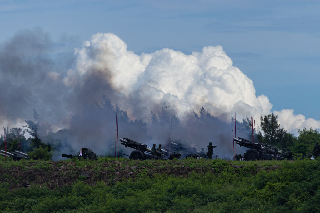 PINGTUNG, TAIWAN - AUGUST 09: Taiwanese soldiers fire artillery during a live-fire drill on August 09, 2022 in Pingtung, Taiwan. Taiwan's military held a live-fire drill in response to China's recent live-fire drills in waters close to those claimed by Taiwan. (Photo by Annabelle Chih/Getty Images)