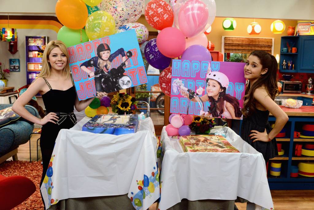 Nickelodeon’s Sam & Cat Reunites Penny Marshall And Cindy Williams Jennette McCurdy e Ariana Grande no set de 'Sam & Cat' em 2013