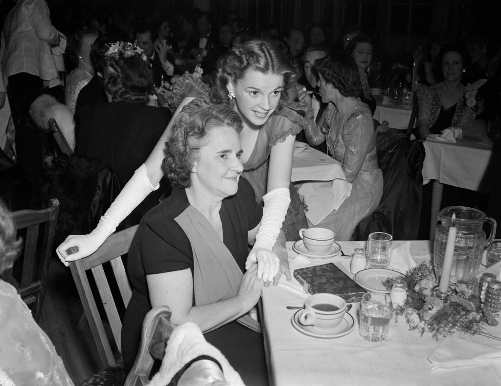 Judy Garland posa para foto com a mãe, Ethel