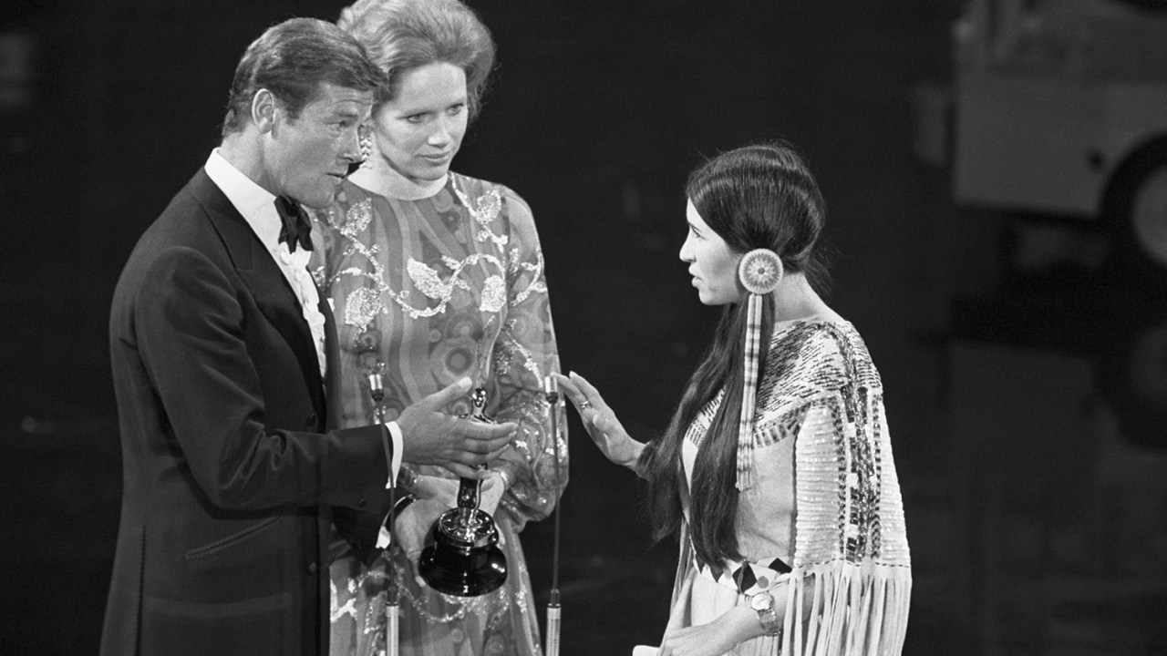 Sacheen Littlefeather recusa o Oscar de melhor ator em nome de Marlon Brando, em 1973, em um protesto pelo modo como a indústria retratava os nativos -