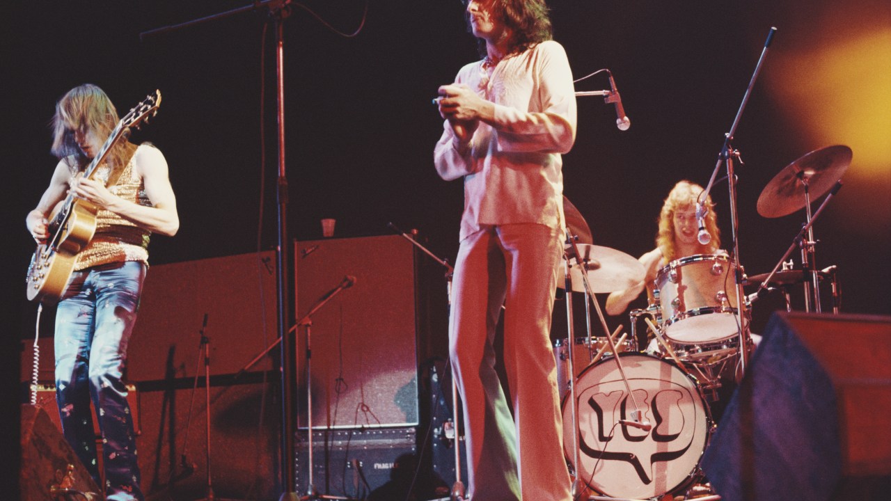 From left, guitarist Steve Howe, singer Jon Anderson and drummer Bill Bruford performing with English progressive rock group Yes at the Rainbow Theatre, London, 14th January 1972. (Photo by Michael Putland/Getty Images)