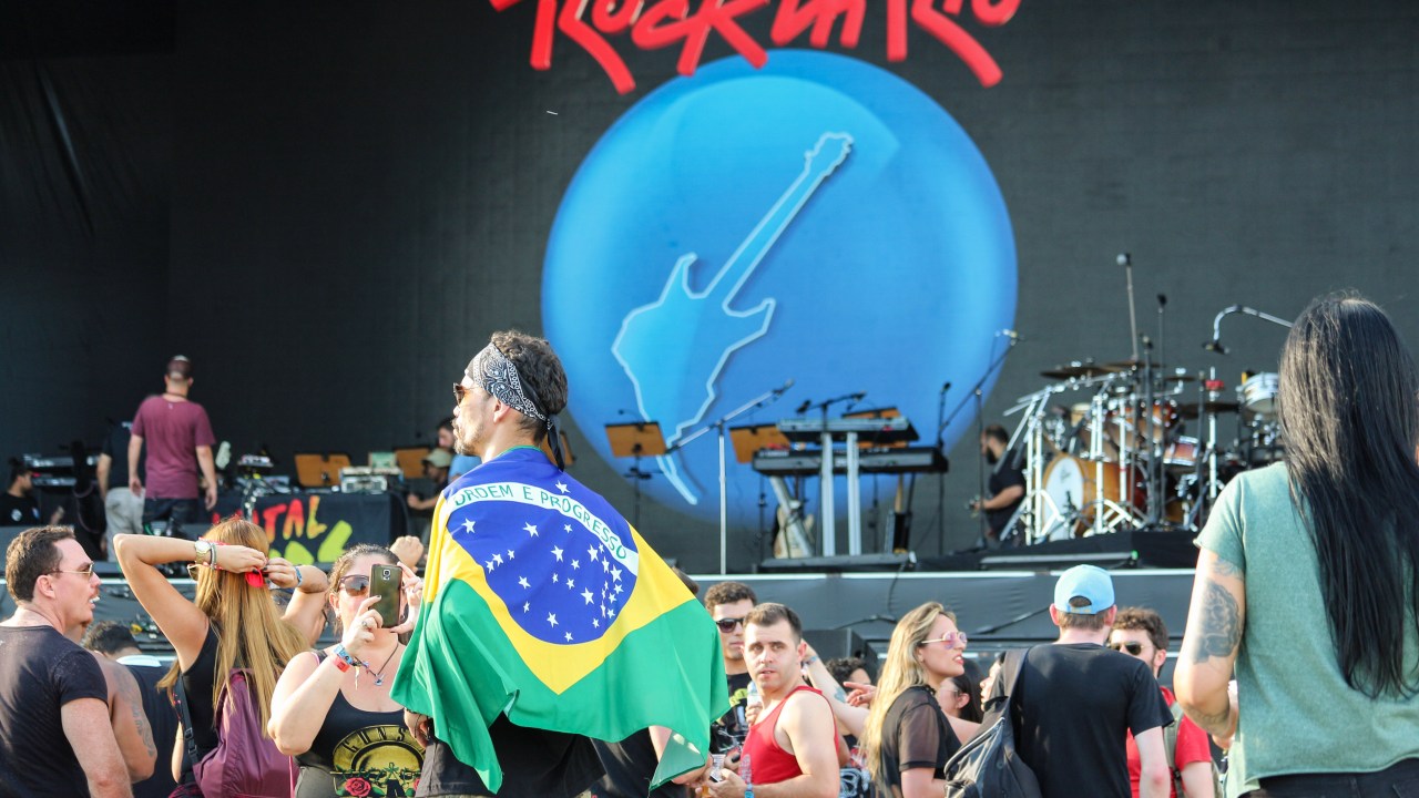 On a hot sunny day in early spring, thousands of people arrive for the Rock In Rio 2017 concerts, in Rio de Janeiro, Brazil, on September 23, 2017. The main attractions of this sixth day of the festival are the band Guns' n Roses and The Who, which will perform on the World Stage. (Photo by Luiz Souza/NurPhoto via Getty Images)