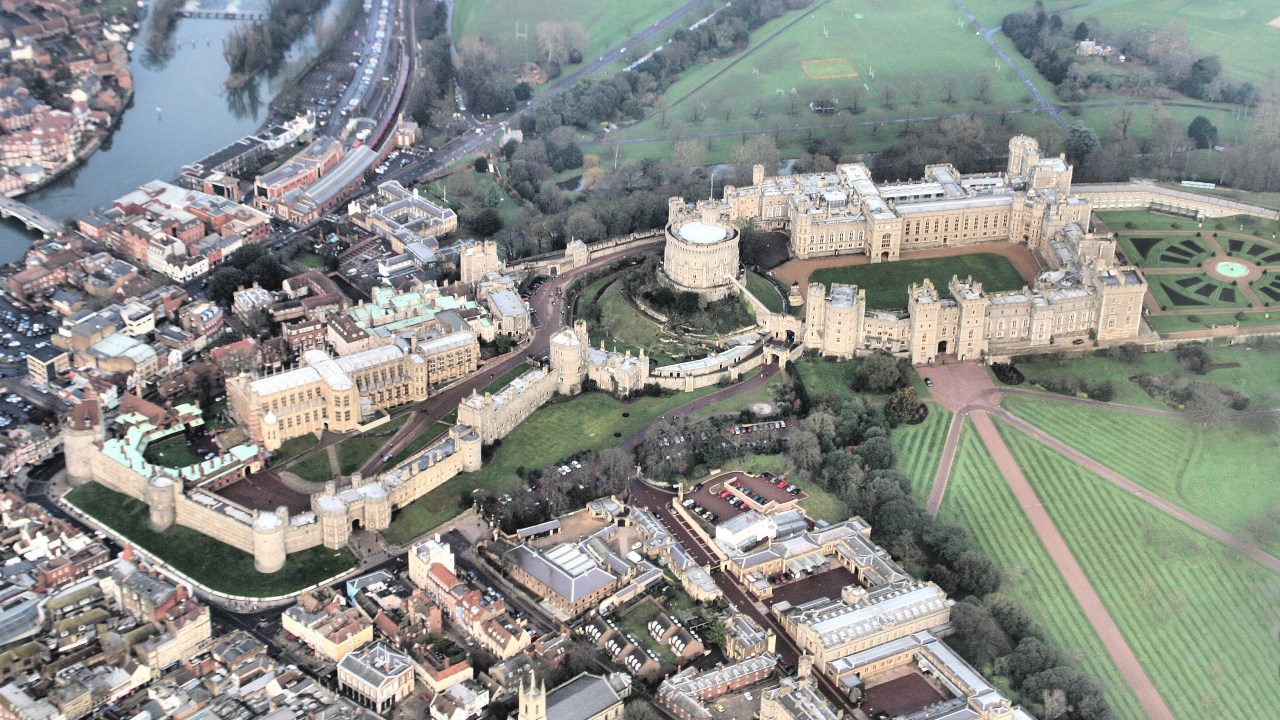 Um homem supostamente encontrado com uma balestra, arma arma com um arco de flechas adaptado, nos terrenos do Castelo de Windsor no dia de Natal foi acusado de acordo com a Lei de Traição.