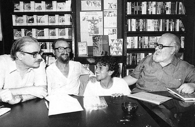 Os poetas concretistas, Augusto de Campos, Décio Pignatari e Haroldo de Campos com o cantor e compositor Caetano Veloso, em São Paulo, 05/12/1986.