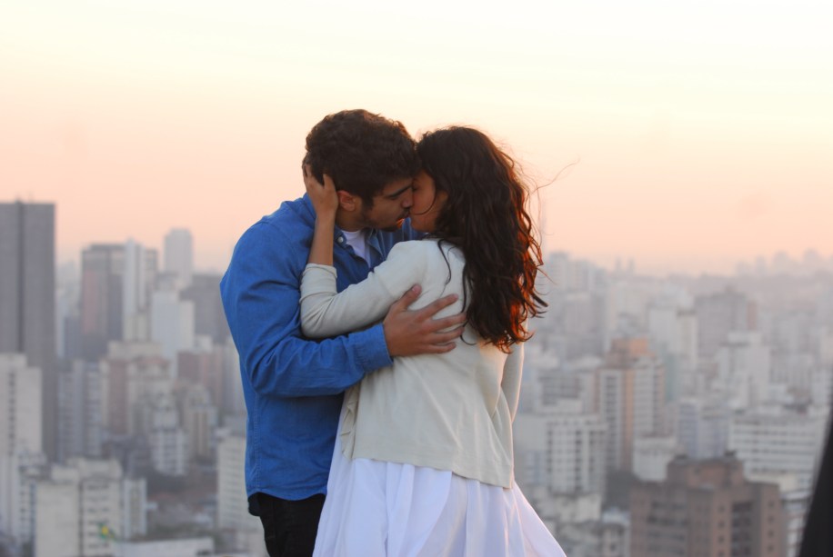 Edgar (Caio Castro) e Marcela (Ísis Valverde), na novela "Ti-Ti-Ti".