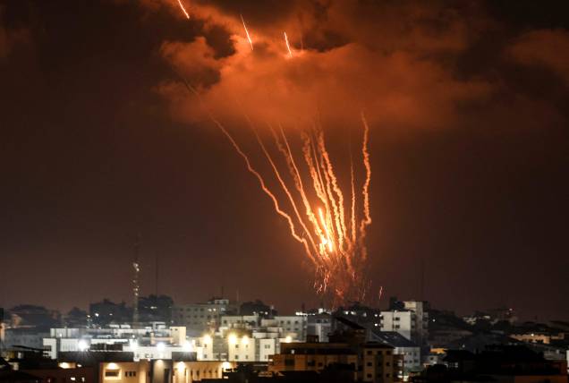 Foguetes palestinos disparados da Cidade de Gaza em retaliação aos ataques aéreos israelenses. 05/08/2022. Foguetes palestinos disparados da Cidade de Gaza em retaliação aos ataques aéreos israelenses. 05/08/2022.