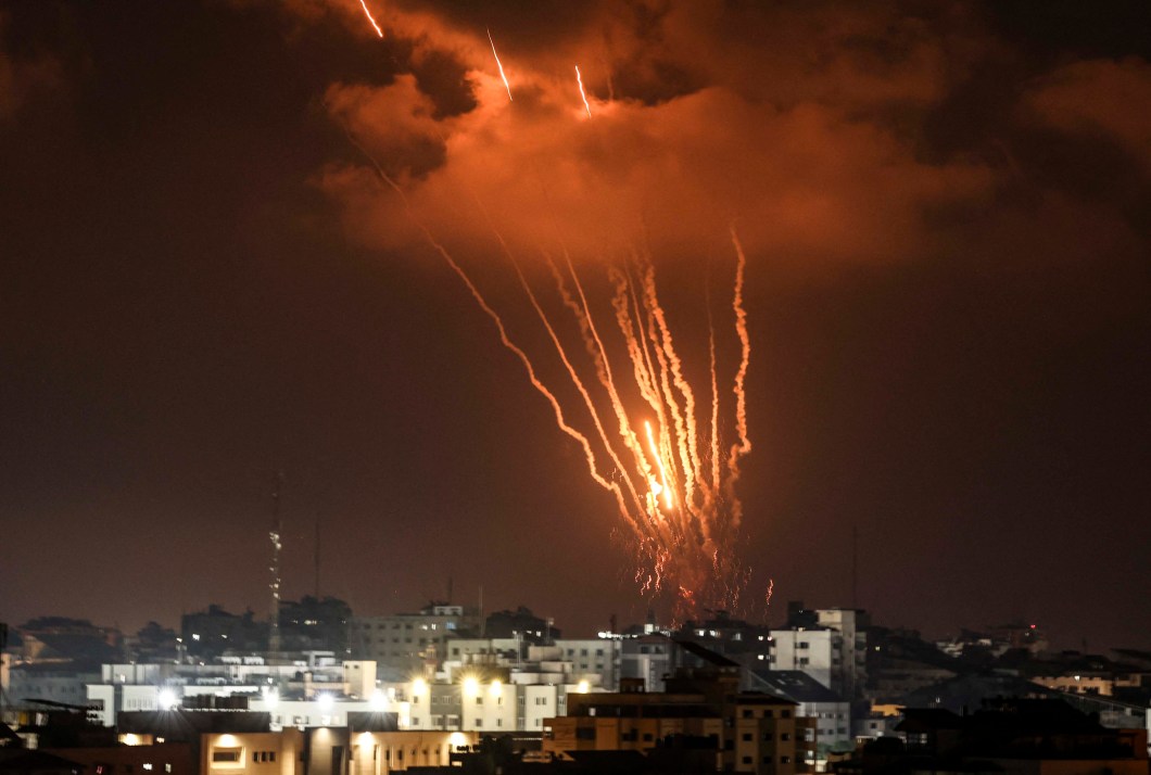 Foguetes palestinos disparados da Cidade de Gaza em retaliação aos ataques aéreos israelenses. 05/08/2022.