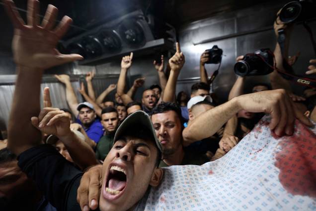 Palestinos reagem ao retirar uma das vítimas de um ataque aéreo israelense na Cidade de Gaza, do necrotério do hospital Shifa, em 05/08/2022. Palestinos reagem ao retirar uma das vítimas de um ataque aéreo israelense na Cidade de Gaza, do necrotério do hospital Shifa, em 05/08/2022.