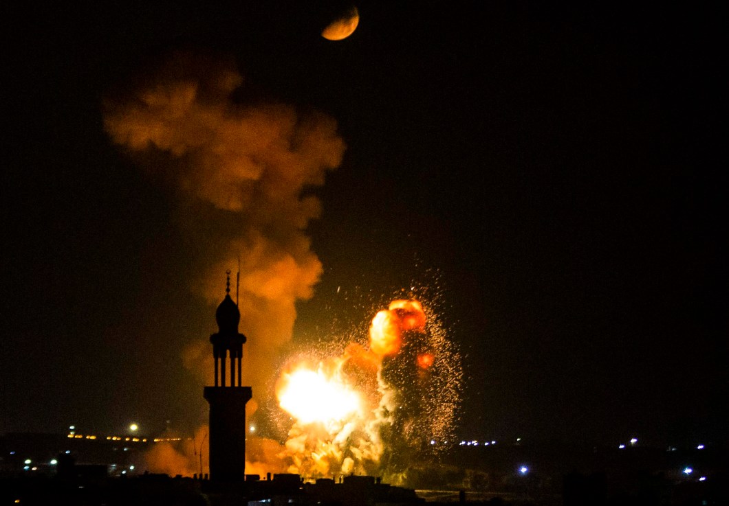 Ataque aéreo israelense em Khan Yunis, no sul da faixa de Gaza, em 05/08/2022.
