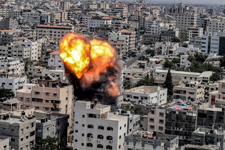 Explosão em um ataque aéreo israelense a um prédio na Cidade de Gaza em 06/08/2022.