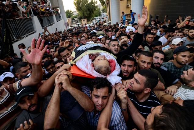 Palestinos carregam o corpo do comandante da Jihad Islâmica Taysir al-Jabari, morto  em um ataque aéreo israelense, durante seu funeral na Cidade de Gaza em 05/08/2022. Palestinos carregam o corpo do comandante da Jihad Islâmica Taysir al-Jabari, morto  em um ataque aéreo israelense, durante seu funeral na Cidade de Gaza em 05/08/2022.