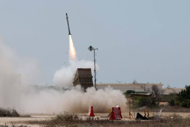 Um sistema de defesa aérea israelense Iron Dome lança um míssil para interceptar foguetes disparados da Faixa de Gaza, nos arredores da cidade de Ashkelon, no sul de Israel, em 07/08/2022, em meio ao aumento das tensões entre Israel e militantes palestinos na Faixa de Gaza. Um sistema de defesa aérea israelense Iron Dome lança um míssil para interceptar foguetes disparados da Faixa de Gaza, nos arredores da cidade de Ashkelon, no sul de Israel, em 07/08/2022, em meio ao aumento das tensões entre Israel e militantes palestinos na Faixa de Gaza.
