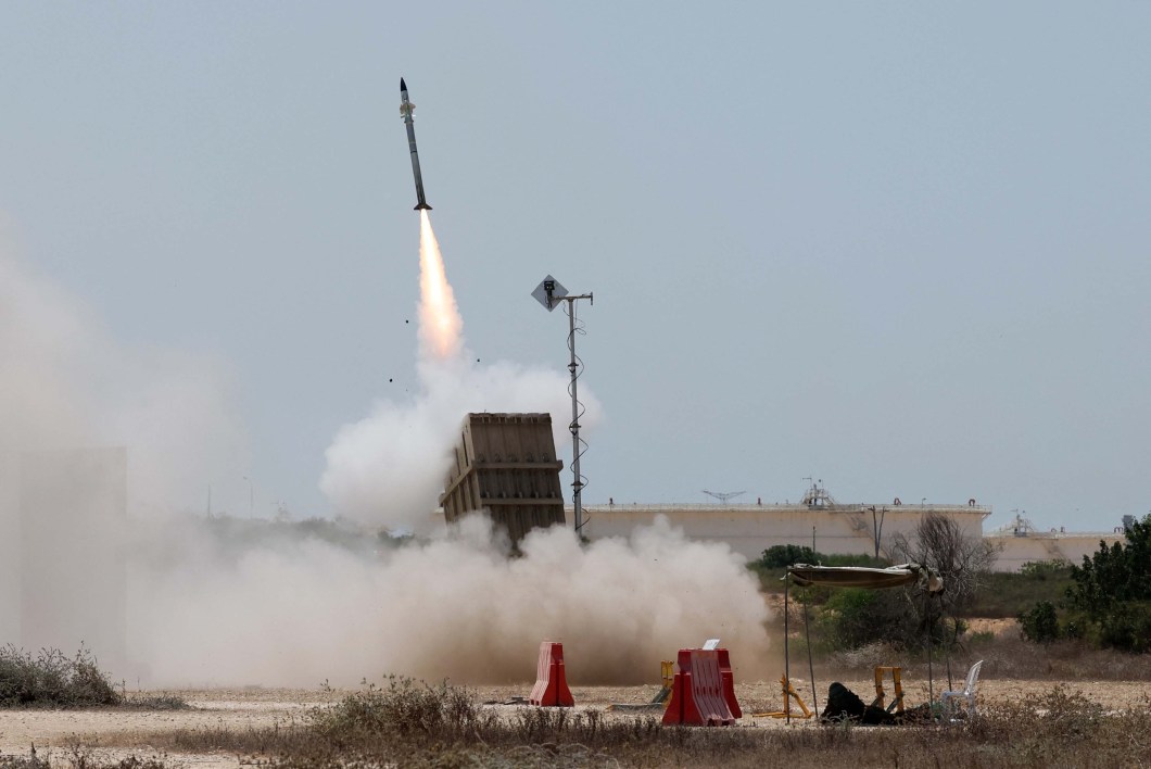 Um sistema de defesa aérea israelense Iron Dome lança um míssil para interceptar foguetes disparados da Faixa de Gaza, nos arredores da cidade de Ashkelon, no sul de Israel, em 07/08/2022, em meio ao aumento das tensões entre Israel e militantes palestinos na Faixa de Gaza.
