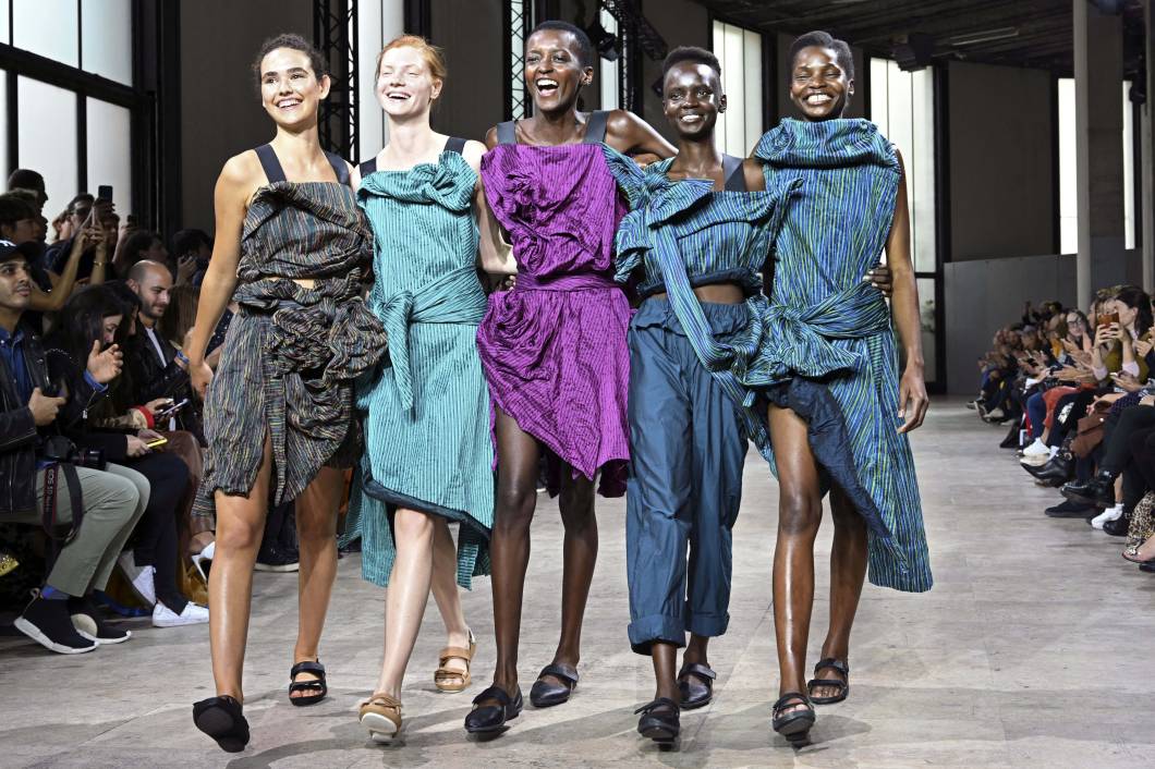 Modelos apresentam criações de Issey Miyake, durante o desfile da coleção primavera-verão 2019 em Paris. 28/09/2018. Modelos apresentam criações de Issey Miyake, durante o desfile da coleção primavera-verão 2019 em Paris. 28/09/2018.