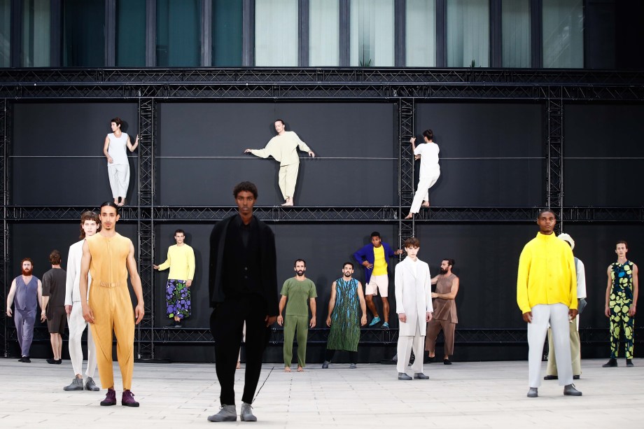 Modelos apresentam criações da coleção masculina primavera/verão 2023 do designer japonês Issey Miyake durante a Paris Fashion Week, em Paris, França, 23/06/2022.