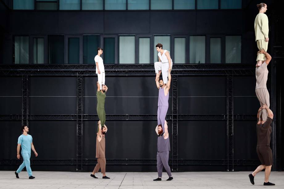 Modelos apresentam criações da coleção masculina primavera/verão 2023 do designer japonês Issey Miyake durante a Paris Fashion Week, em Paris, França, 23/06/2022.