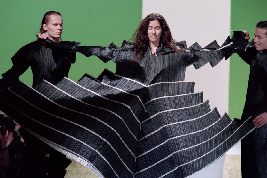 Modelos exibem um vestido "Pleats Please" como parte da coleção de prêt-à-porter Issey Miyake outono-inverno 1995 em Paris. 07/03/1994.