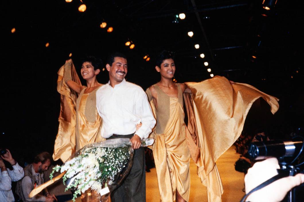 O estilista japonês Issey Miyake e seus modelos cumprimentam o público no final do desfile de apresentação de moda prêt-à-porter primavera-verão 1985, em 22/10/1984, em Paris. O estilista japonês Issey Miyake e seus modelos cumprimentam o público no final do desfile de apresentação de moda prêt-à-porter primavera-verão 1985, em 22/10/1984, em Paris.