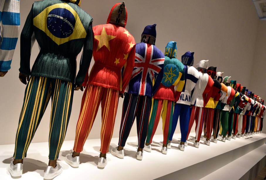 As criações do designer japonês Issey Miyake estão em exibição na 'Miyake Issey Exhibition: The Work of Miyake Issey' no National Art Center em Tóquio, Japão, 15/03/2016