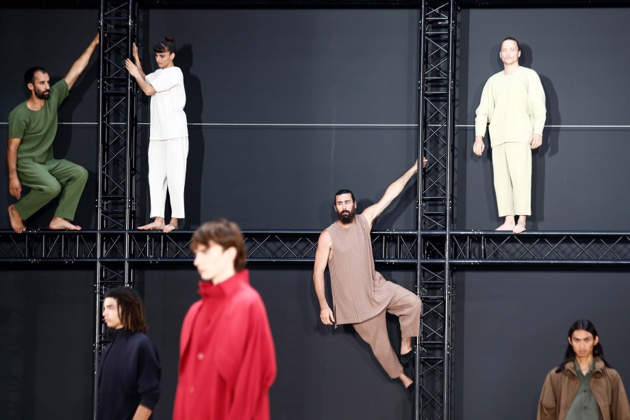 Modelos apresentam criações da coleção masculina primavera/verão 2023 do designer japonês Issey Miyake durante a Paris Fashion Week, em Paris, França, 23/06/2022.