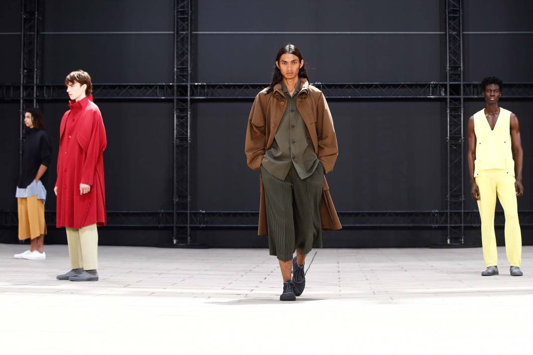 Modelos apresentam criações da coleção masculina primavera/verão 2023 do designer japonês Issey Miyake durante a Paris Fashion Week, em Paris, França, 23/06/2022. Modelos apresentam criações da coleção masculina primavera/verão 2023 do designer japonês Issey Miyake durante a Paris Fashion Week, em Paris, França, 23/06/2022.