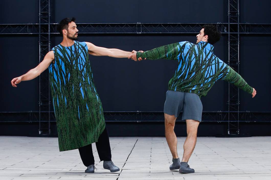Modelos apresentam criações da coleção masculina primavera/verão 2023 do designer japonês Issey Miyake durante a Paris Fashion Week, em Paris, França, 23/06/2022. Modelos apresentam criações da coleção masculina primavera/verão 2023 do designer japonês Issey Miyake durante a Paris Fashion Week, em Paris, França, 23/06/2022.