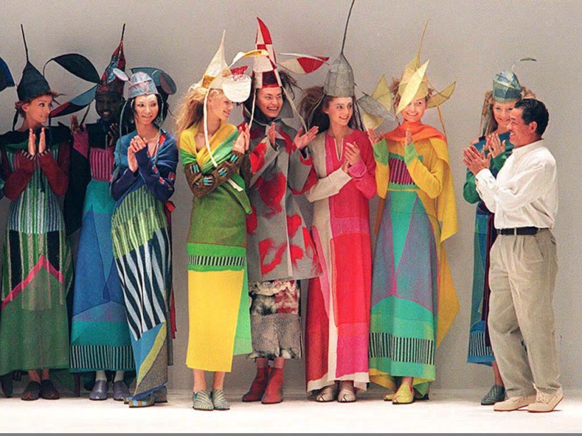O estilista japonês Issey Miyake é aplaudido por suas modelos, em Paris, no final de sua coleção de prêt-à-porter outono/inverno 1997/98. Em 11/03/1996.