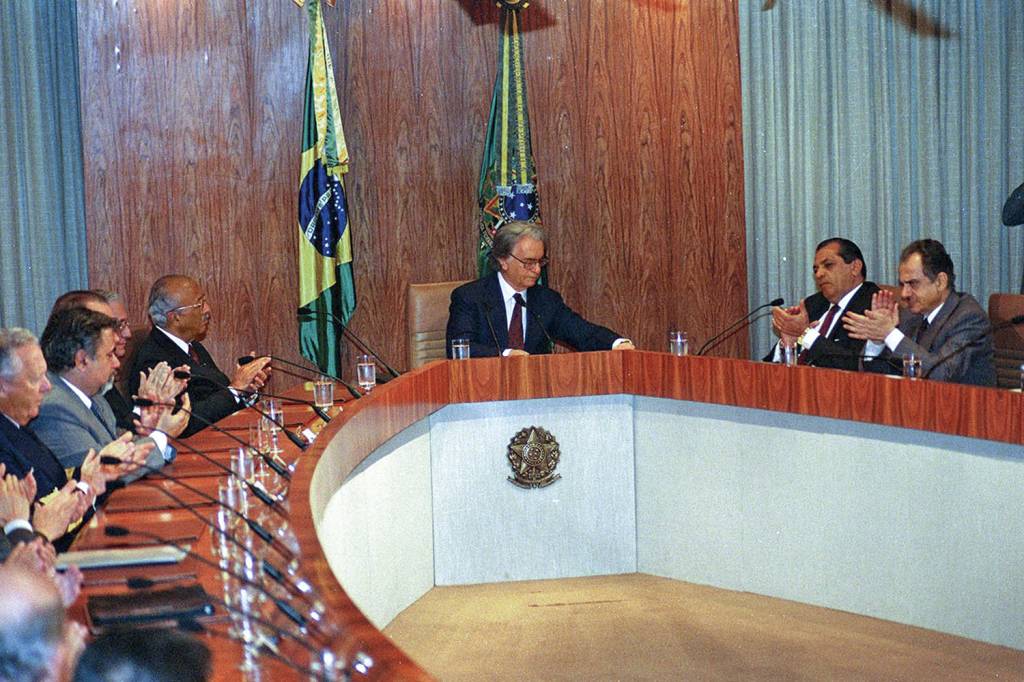 LEGADO PRESERVADO - Presidente Itamar Franco, no anúncio do Plano Real em 1994: risco de hiperinflação afastado -