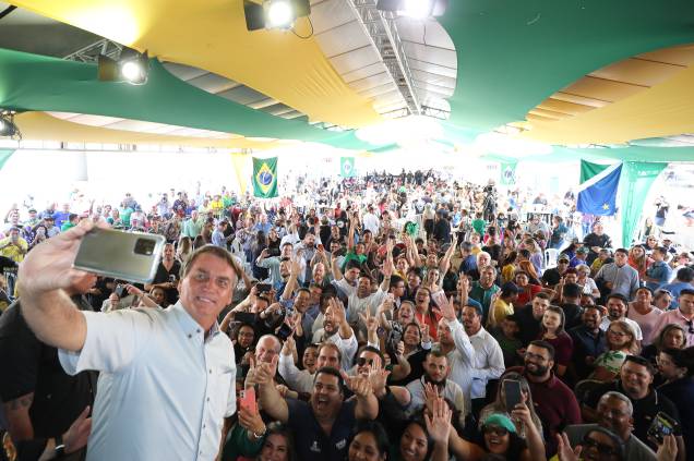 O presidente da República e candidato `a reeleição Jair Bolsonaro,  com seus eleitores, em Campo Grande - MS, 30/06/2022